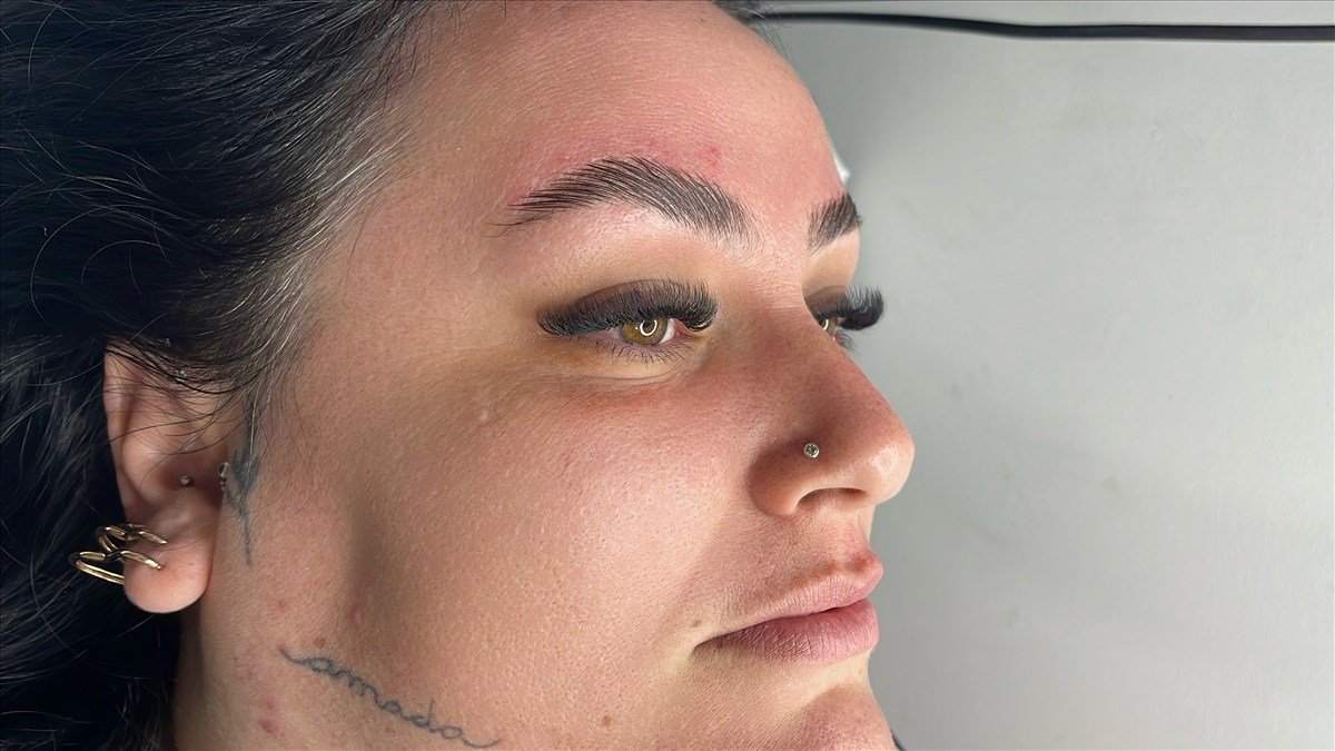 Detalhe do olhar em perfil com extensão de cílios